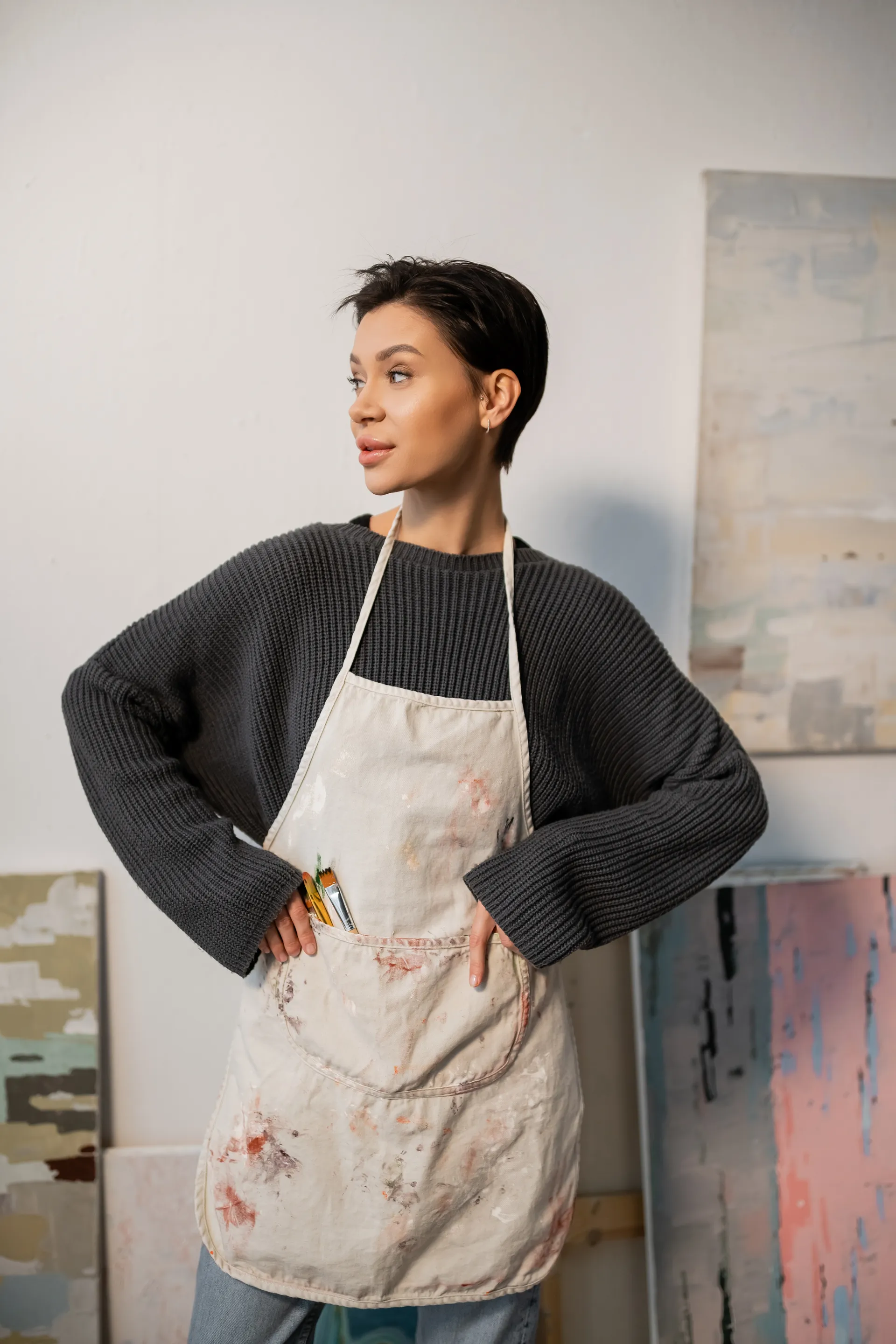 Joven artista en estudio de pintura