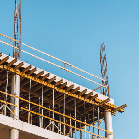 Estructura de andamiaje en un edificio de oficinas moderno en construcción.